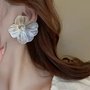 Elegant Flower Pearl Earrings